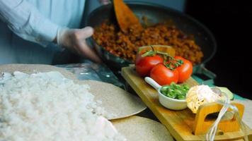 mélanger les ingrédients du chorizo dans une casserole avec une cuillère en bois. prise de vue macro video