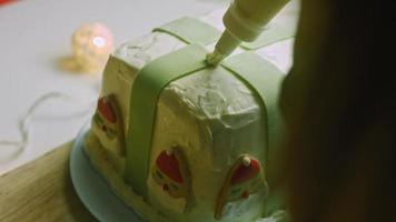 gâteau de noël avec des biscuits de pain d'épice en forme de père noël. ambiance de vacances avec bougies et lumières video