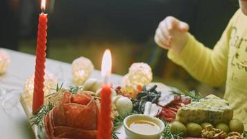 platt charkuterivaror med salami, annorlunda typer av ost. den har torkades frukter, olika nötter och honung. Semester arrangemang med brinnande ljus video