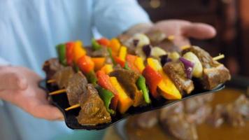 brochettes de boeuf mariné aux légumes préparés sur le gril video