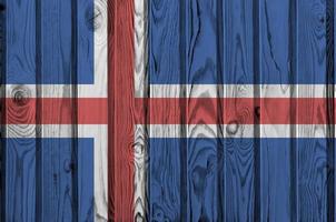 bandera de islandia representada en colores de pintura brillante en la pared de madera vieja. banner texturizado sobre fondo áspero foto