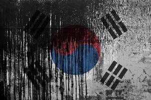 bandera de corea del sur representada en colores de pintura en el primer plano de la pared del barril de petróleo viejo y sucio. banner texturizado sobre fondo áspero foto