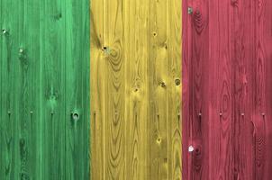 bandera de malí representada en colores de pintura brillante en una pared de madera vieja. banner texturizado sobre fondo áspero foto