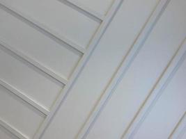 hoja de metal perfilado blanco como pared de madera de tablones diagonales foto