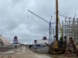 grúas industriales, estructuras de hormigón armado foto