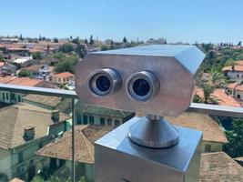 binoculares para turistas dentro del edificio y fondo de la ciudad foto