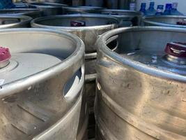 muchos barriles de metal en una fábrica de cerveza foto