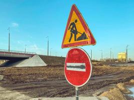 señales de prohibición para automóviles en un sitio de construcción. señal temporal que indica un sitio de construcción en la carretera. ninguna señal de entrada para todos los vehículos foto