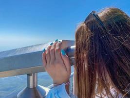 visor binocular que funciona con monedas junto al paseo marítimo de antalya, la bahía y la ciudad. plataforma de observación - binocular con telescopio pavo. concepto de viajes y turismo foto