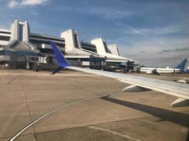 mirando el aeropuerto desde el ojo de buey foto