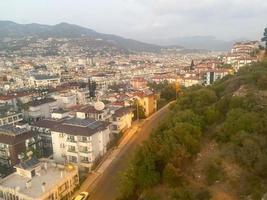 una hermosa ciudad turística con edificios modernos en una montaña con árboles, una vista desde lo alto de los tejados de vacaciones en un cálido paraíso tropical del este del país resort del sur foto