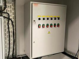 Aparamenta eléctrica,panel de interruptores eléctricos industriales en la subestación de la central eléctrica foto