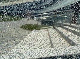 hermoso vidrio agrietado brillante transparente antivandalismo roto. el fondo. textura foto