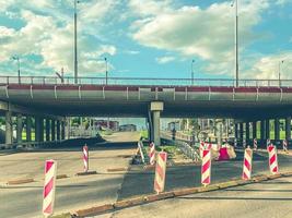 construcción de una nueva zona de la ciudad. el camino está cercado con elementos de protección, la construcción de la carretera. elementos de protección en el paso elevado foto