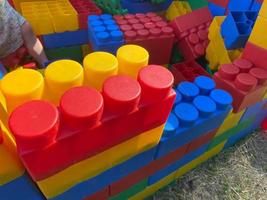 gran constructor de juguetes educativos para niños hermosos y multicolores para la construcción en el patio de recreo foto