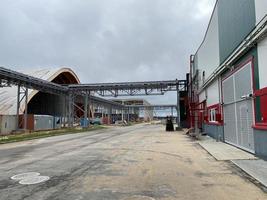 Taller de producción de amoníaco de gran capacidad. exterior de planta petroquímica moderna con reactores y convertidores bajo un cielo pesado con espacio de copia foto