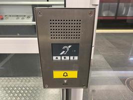 gran botón de llamada para un ascensor inclusivo en el metro o centro comercial para personas con discapacidad y personas con discapacidad para un entorno sin barreras en la ciudad foto