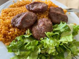 chuletas de pollo con arroz en un plato para la cena foto