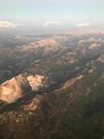 vista de las montañas desde la ventana del avión durante el vuelo foto