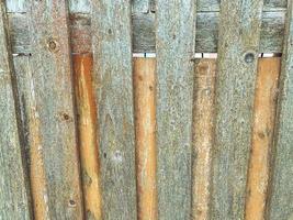 valla de madera hecha de palos envueltos en hilo. textura con valla de madera. material natural para el hogar y el patio foto