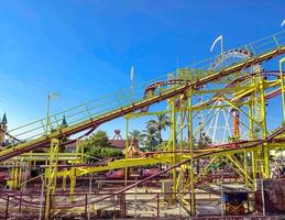 un enorme carrusel amarillo retorcido. entretenimiento para los amantes de la recreación extrema. montando un carrusel peligroso y desafiante. diversión en vacaciones foto