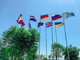 plaza central de la ciudad. en él hay mástiles con banderas de diferentes países. cooperación internacional, amistad de los pueblos foto