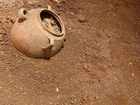 una olla de arcilla griega se encuentra en la arena blanca. arena blanca y fina en la playa. platos hechos de arcilla, vista superior foto