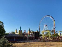 noria gigante en el parque de atracciones con fondo de cielo azul foto