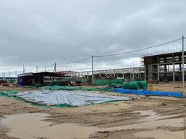 edificio comercial con estructura de acero en construcción foto