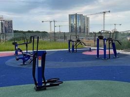 estaciones de ejercicio en parque público. gimnasio al aire libre gratuito. cerrar equipos de gimnasia al aire libre en el campo de deportes del parque foto