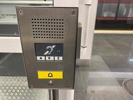 gran botón de llamada para un ascensor inclusivo en el metro o centro comercial para personas con discapacidad y personas con discapacidad para un entorno sin barreras en la ciudad foto