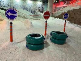 fondo de tubos de nieve en la pista de esquí foto