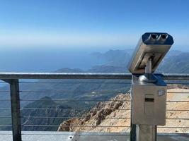 telescopio de binoculares en la plataforma de observación para turistas. binoculares turísticos electrónicos que funcionan con monedas foto