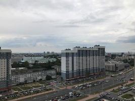 vista de la ciudad moderna en un día sombrío foto