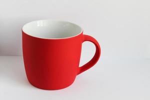 taza roja en blanco aislada en fondo blanco, taza de té o café mate, maqueta con taza de cerámica para bebidas calientes, plantilla de marca de impresión de regalo vacía, tankard para diseño, colocación de logotipo foto