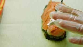combinatie van sushi en burrito's. litchi is ook gebruikt voor nasmaak. video