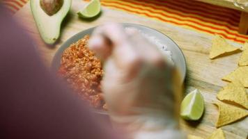 Chili con carne met lang rijst. gemaakt van kalkoen met belgisch bier. Mexicaans keuken video