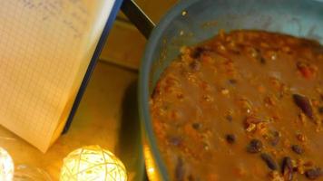 mélanger les ingrédients du chorizo dans une casserole avec une cuillère en bois. prise de vue macro video