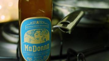 una botella de cerveza belga en el fondo. fotografía macro video