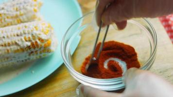 mexikansk majs elote i tre sätt. nedtryckt med ost, guacamole och granatäpple. maxican flagga video