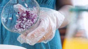 come un' tenero Patata insalata con mastarda, Maionese, rosso cipolla e aneto. wath il ricetta nel video