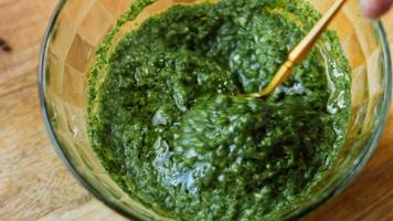 verde adjika preparato a partire dal menta e caldo Pepe. tradizionale georgiano cucina video