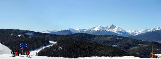 vista panorámica de las pistas de esquí de la cima de la montaña en vail, colorado cubierto de nieve perfecta para esquiar. foto