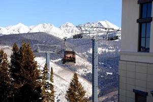 el telesilla que lleva a los esquiadores a la montaña en vail, colorado. foto