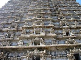 carwing de piedra de la torre gopura de tample de dios shiva en murudeshvar, india foto