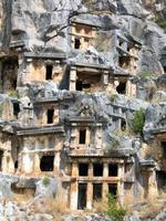 Tumbas de las cuevas de Lykian en la ciudad antigua de Myra, Turquía foto