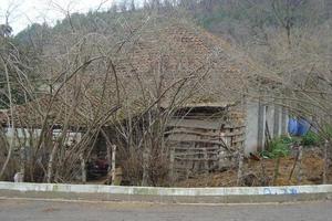 la vieja cabaña cerca de la calle foto