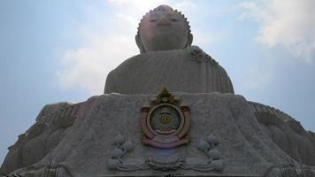 rayo de sol detrás de la enorme estatua foto