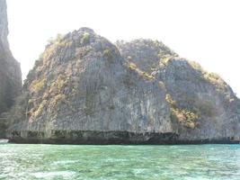 rocas verdes en la mañana foto