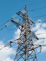 torre eléctrica contra el cielo nublado. foto